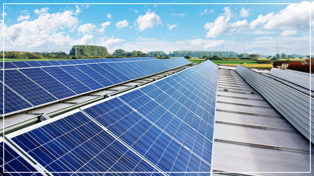 Photovoltaikanlage auf einem Dach eines Unternehmens